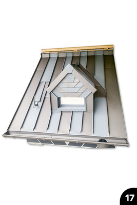 <p>Dachmodel mit Zierfalz-Gaubenspiegel: Dach mit Winkel- und Querfalzen. Rinne mit handgefertigtem Mantelfalzboden und Stutzen.Farbaluminium in zwei Grautönen</p>