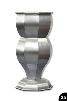 <p>Vase: Merteiliger Grundkörper mit konkav/konvex geschwungenen Segmenten&nbsp;</p>