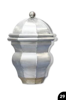 <p>Vasenförmige Schatulle: Konkav/konvex geschwungener Grundkörper mit gewölbtem Deckel. Falz-, Löt- und Wulsttechnik</p>