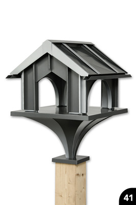 <p>Vogelhaus: Falzdach über gefalztem und mit diversen Durchbrüchen versehenem Grundkörper auf konkav geformtem Sockel. Materialmix</p>