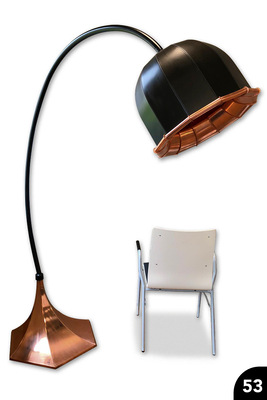 <p>Stehlampe mit Sockel: Sechsteiliger asymmetrischer Sockel mit zwölfteilig segmentiertem Lampenschirm. Falz- und Stecktechnik, Wulst und Drahteinlage. Cu, TiZn &nbsp;</p>