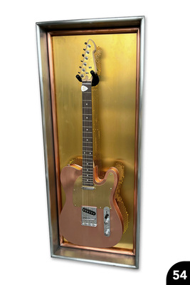 <p>E-Gitarre im Ständer: Einfach gefalzter Korpus. Mehrfach abgesetzter Rahmenständer mit gelochter beleuchteter Rückwand. Falz- und Löttechnik, Wulst und Gehrungsdetails. Cu 0,6 mm, CuAl 1,5 mm. TiZn 0,7 mm, Funktionsfähig</p>
