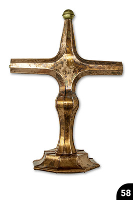 <p>Kreuz der Hoffnung: Mehrteilig segmentiertes Kreuz mit konvex-konkav geschwungenem Sockel. Falztechnik. Cu</p>