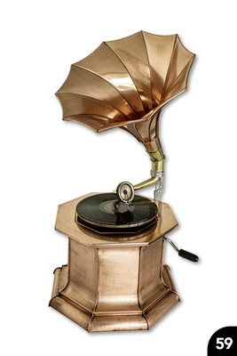 <p>Grammophon: Zehnteiliger gedrehter Schalltrichter u. achteckiger konkav und konvex gerundeter Grundkörper. Falztechnik, Drahteinlagen, Funktionsfähig. Cu 0,6 mm, CuZn 0,5 mm</p>