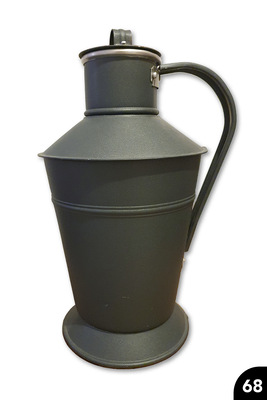 <p>Replikation eines Trinkwasserbehälters: Mehrteilige gefalzte Konstruktion mit Drahteinlagen, Wulsten und Deckel. Farbaluminium&nbsp;</p>