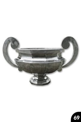 <p>Titanzink-Pokal: Ober- und Unterschale mit jeweils zwölf Segmenten und mehrteiligen Griffen. TiZn 0,8mm, mit Nahtstreifen stumpf gelötet</p>