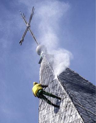 <p>
</p>

<p>
Außergewöhnlicher Arbeitsplatz: Industriekletterer beim Reinigen eines Kirchendachs
</p> - © Thinkstock/Marjan Paliukevic


