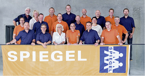 <p>Das Spiegel-Team freut sich über den gelungenen Neubau</p> - © Gebr. Spiegel AG