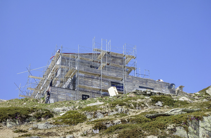 <p>Fast fertiggestellt: Die neue Fassade der Bergütte verschmilzt mit dem felsigen Hintergrund</p>

<p>&nbsp;</p> - © Pohltec metalfoam GmbH