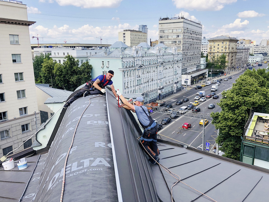 Auch woanders gibt es handwerklich anspruchsvolle Projekte: hier eine Stehfalzbekleidung mit ausgeprägter Wölbung