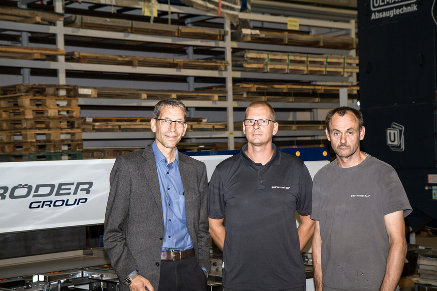 Dr. Ing. Claus Thumm mit Meister Mark Schmid und Maschinenbediener Markus Hauf