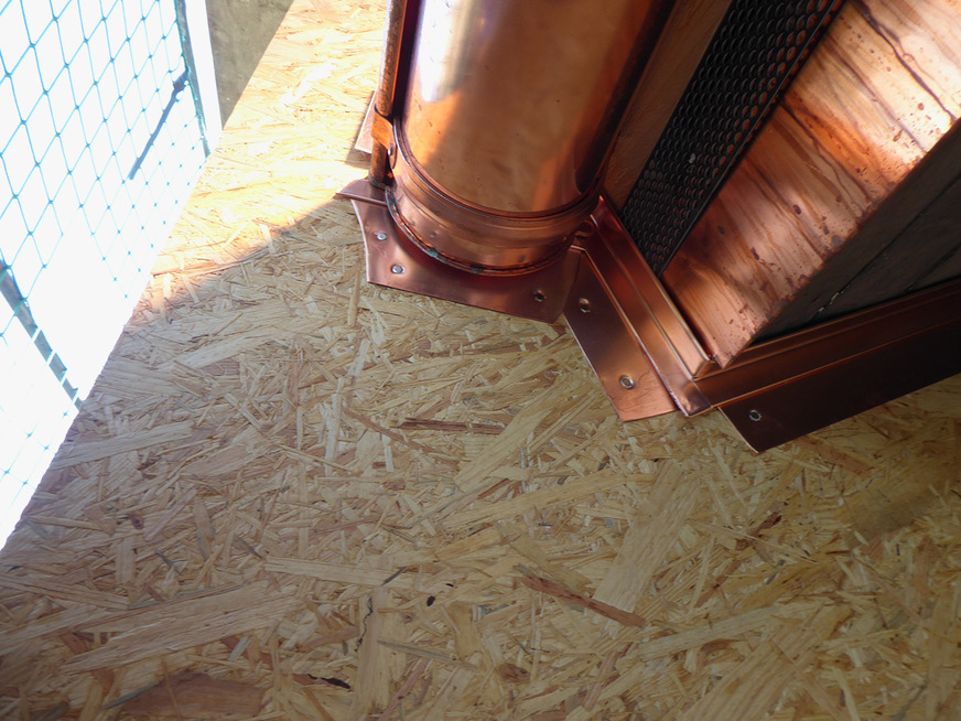 Kleinteilige Anschlussprofile zwischen Dachkasten, Rinnenboden und Gaube wurden passgenau miteinander verbunden