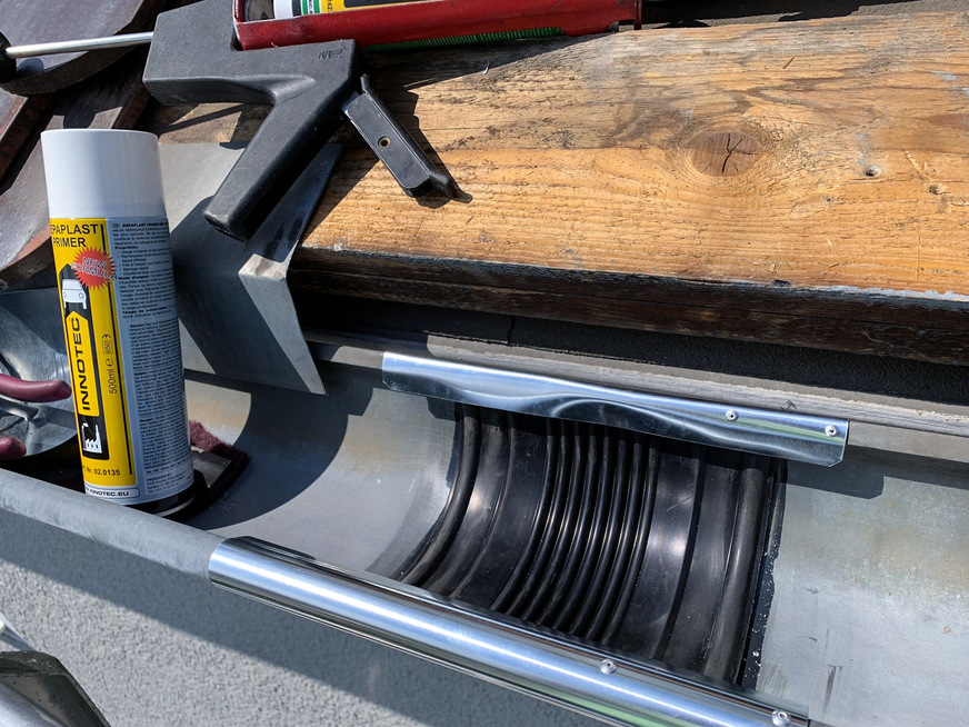 Die Dilatation von oben gesehen mit dem gewellten Bereich des EPDM-Gummis