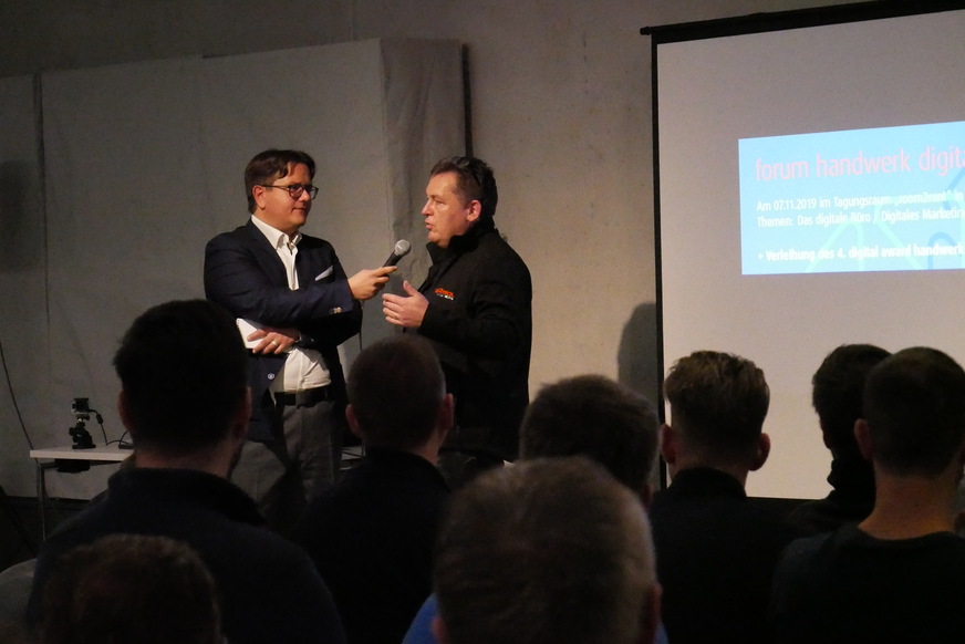 Moderator Dennis Jäger vom Gentner Verlag stellt Michael Kirchen im Anschluss an seinen Vortrag noch Detailfragen