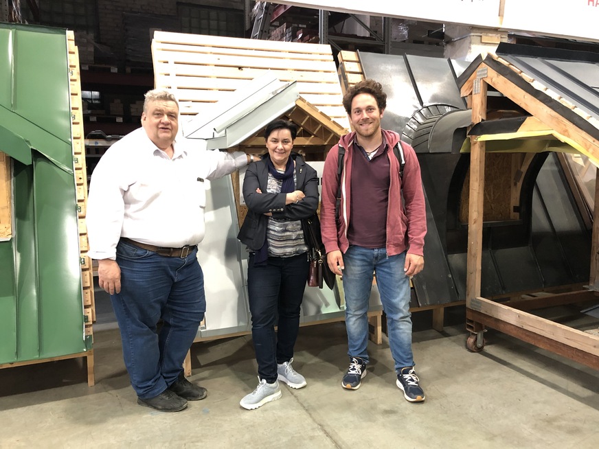 Alexandre mit weißrussischen Branchenkollegen vor verschiedenen Dachmodellen beim Kongress in Minsk