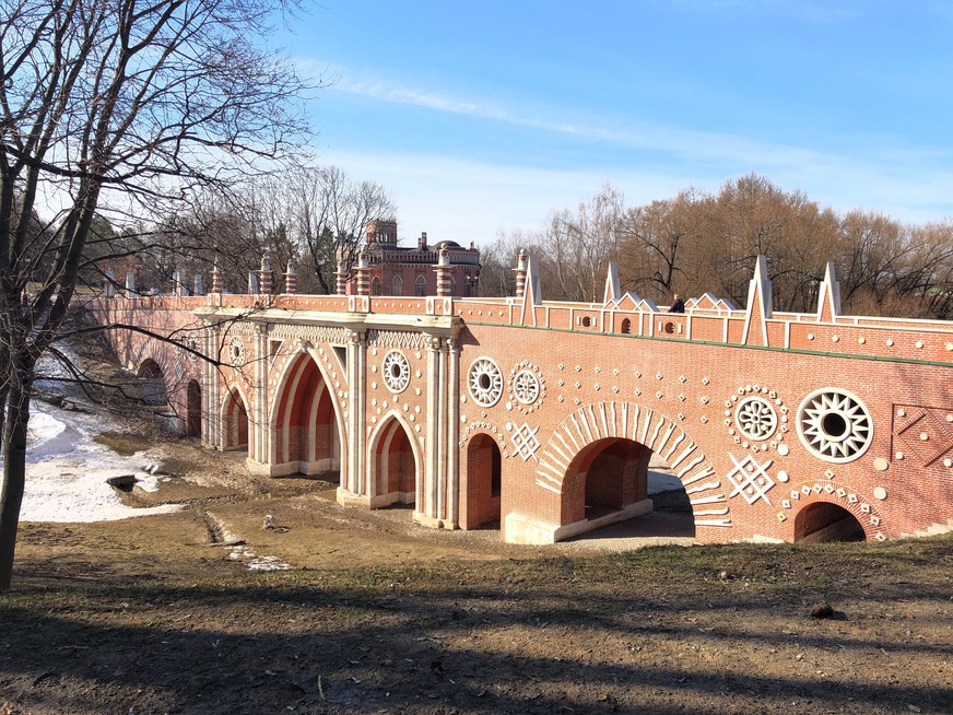 Zwar nicht aus Metall, aber trotzdem schön. reich verzierte Brücke in Moskau
