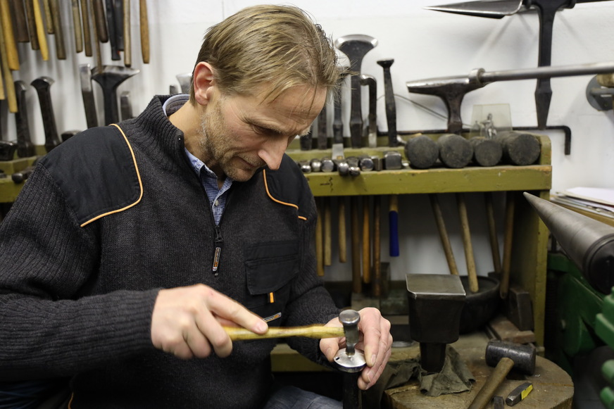 Stephan Thiele übt sich in alten Handwerkstechniken