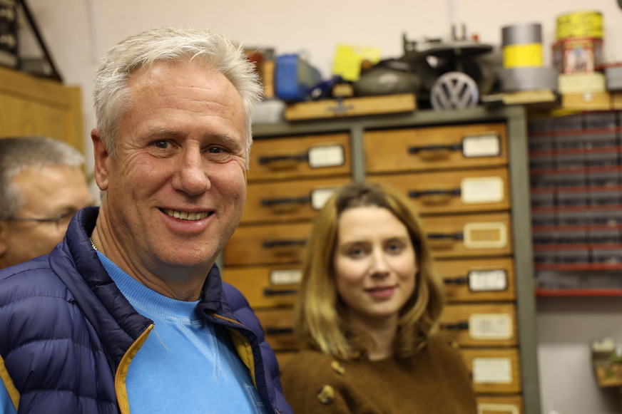 Jens Sperber und Laura Kornhaaß sind beeindruckt von dem Fachwissen, das Manfred Schulze in seiner Werkstatt hortet