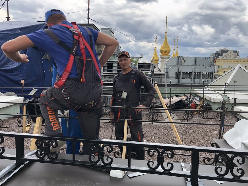 Kiewer Skyline mit Dachornamenten, Pyramidenoberlicht, Klimaanlage und goldenen Turmzwiebeln