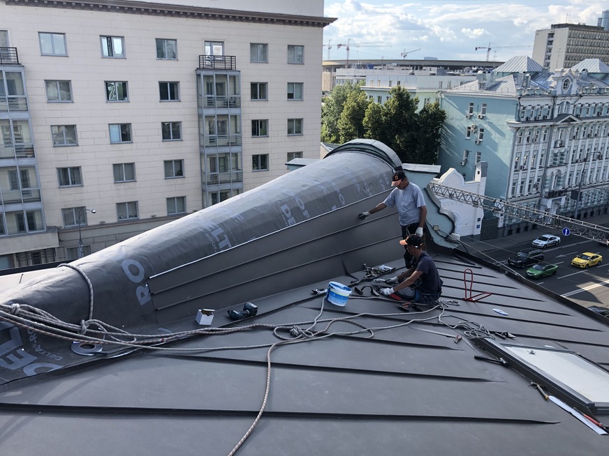 Stehfalzeindeckung auf außergewöhnlicher Dachform