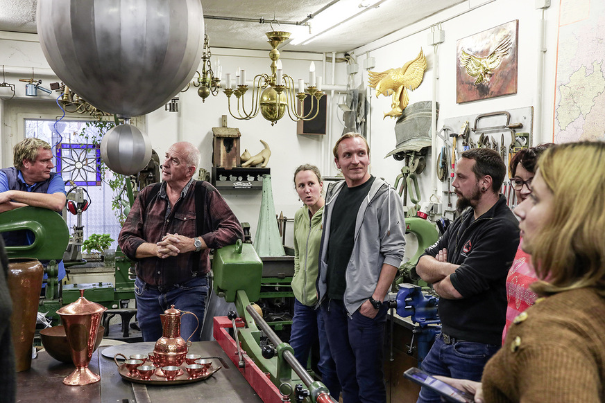 Eine Fundgrube für Metall-Liebhaber: In der Gürtlerwerkstatt von Manfred Schulze in Ronneburg gibt es allerhand zu entdecken