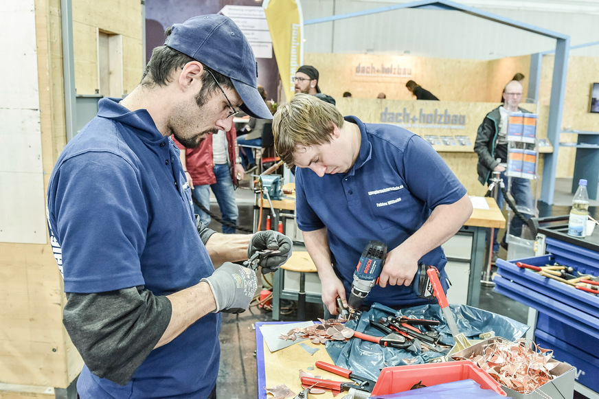 In der Live-Werkstatt Klempnertechnik wird fleißig gearbeitet