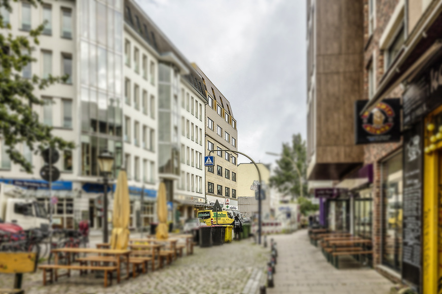 Nachher: Durch die Aufstockung schöpft das Gebäude das zulässige Höhenniveau aus und gewinnt Wohnraum