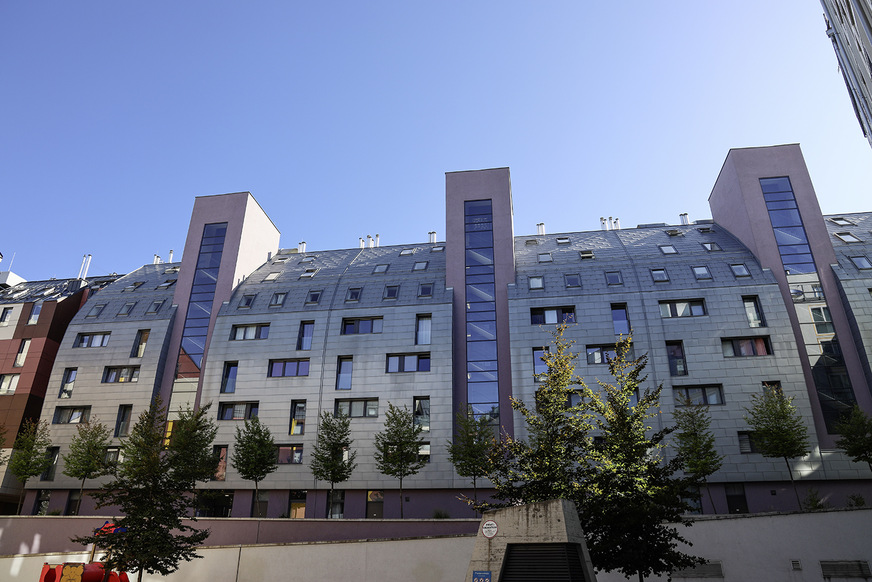 Eine über 1600 m² große und bogenförmige Titanzinkfassade in Wien
