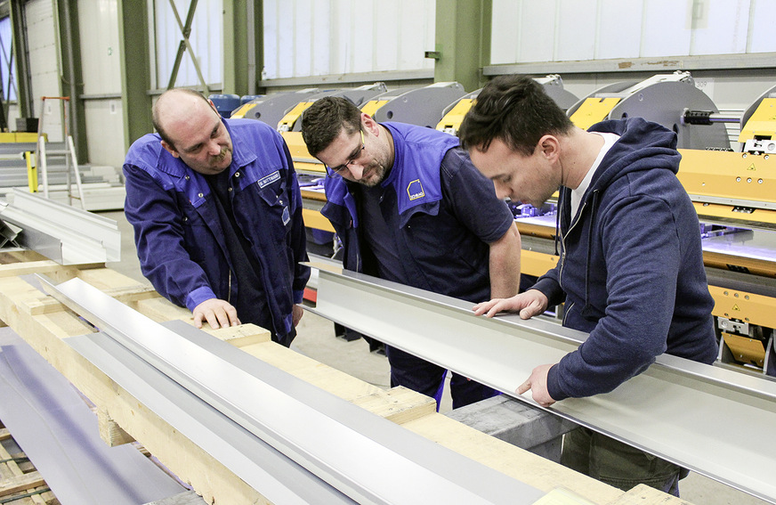 Servicetechniker Robert Ricci von Thalmann (r.) erläutert bei der Maschineneinweisung die Details