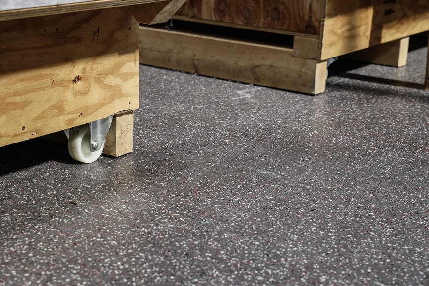 Dachhandwerk mit Bodenhaftung: Schwere Dachmodelle finden auf dem Enke-Betoncoat-Fußbodensystem perfekten Halt
