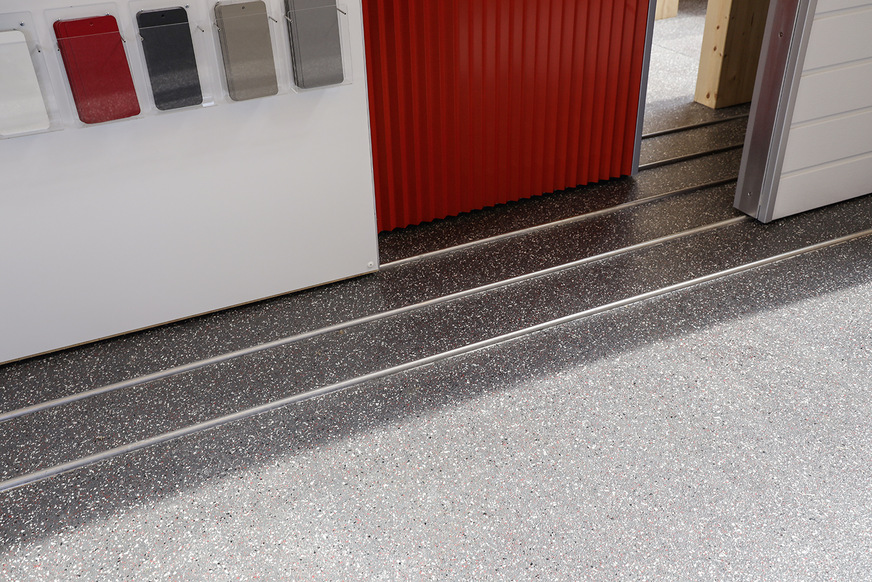 Starkes Dachhandwerk braucht starke Fußböden. Hier mit einem integriertem Schienensystem für verschiebbare Wandelemente