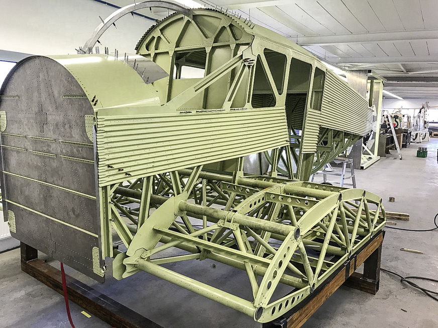 … checkt Nietverbindungen am Aluminiumrahmen der Junkers F&nbsp;13