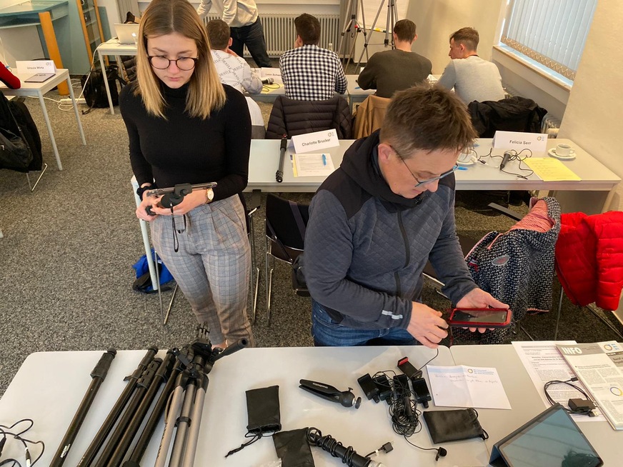Im Video-Workshop beim FVSHK Baden-Württemberg liegt alles bereit, was man braucht: Stative, Mikrophone... Nur die Handys muss man selber mitbringen.