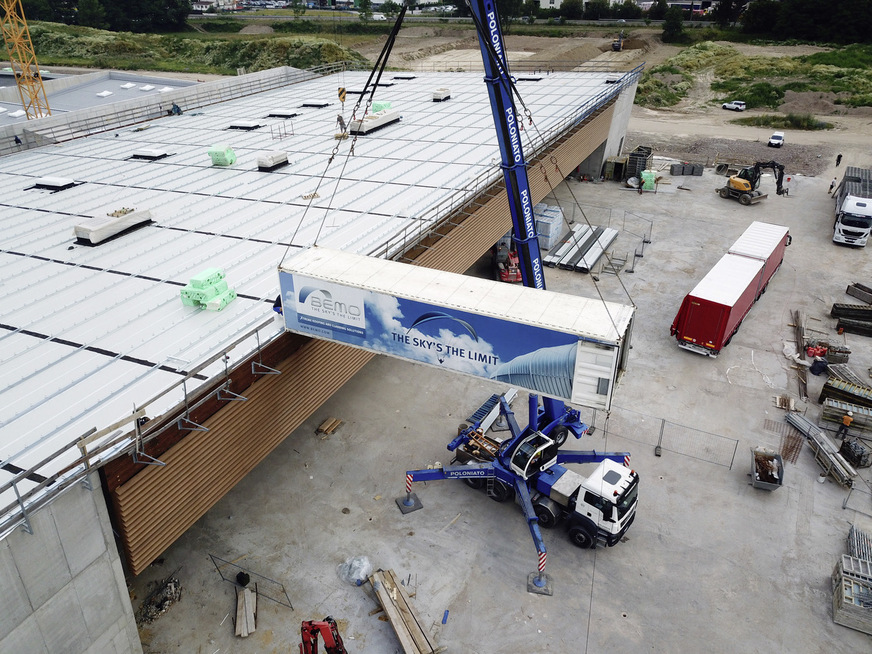Fliegende Werkstatt: Im Container sind Material und Rollformer untergebracht