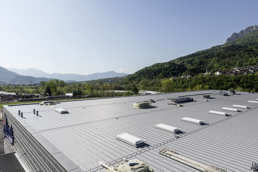 Die mit Aluminium-Profiltafeln gedeckten Dächer sind mit zahlreichen Oberlichtern, Photovoltaikmodulen und anderen Verwahrungen bzw. Durchdringungen ausgestattet