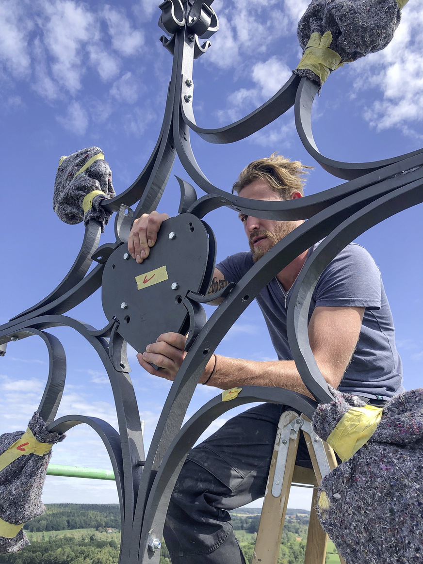 Letze Handgriffe am restaurierten Turmkreuz﻿
