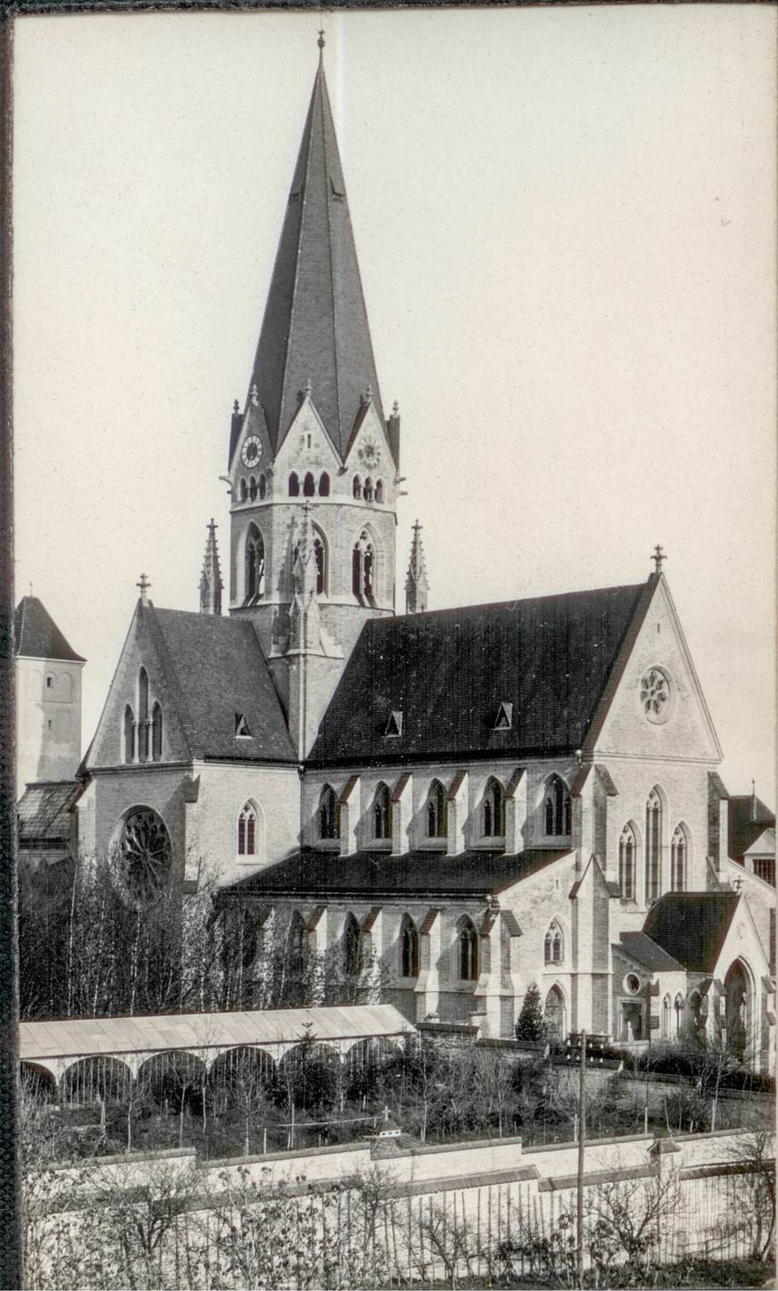 ... einer historischen Aufnahme der 1899 fertiggestellten Kirche