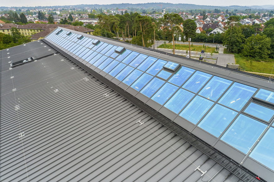 Ein durchlaufendes Fensterband auf der nördlichen Dachseite lässt viel Licht ins Innere und prägt die offene Atmosphäre
