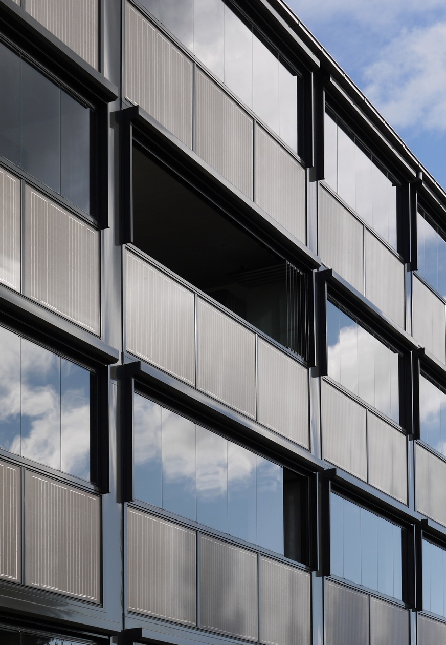 Durch die goldene Farbgebung sind die Brüstungen nicht sofort als Solarmodule erkennbar