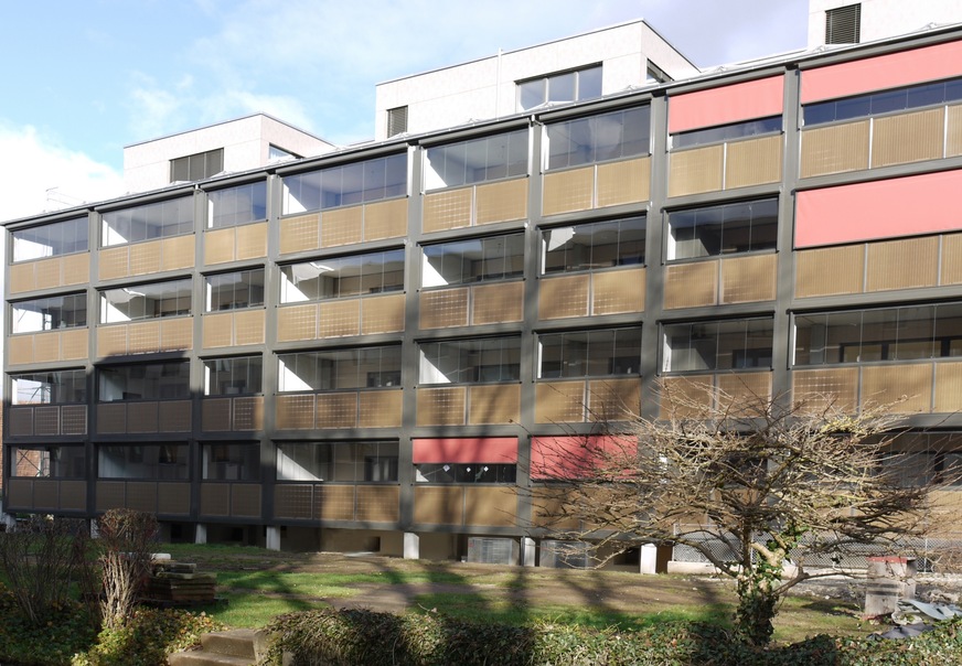 Kombiniert wurden die insgesamt 240 Solarmodule mit senkrechten Außenjalousinen zum Sichtschutz und zur Verschattung