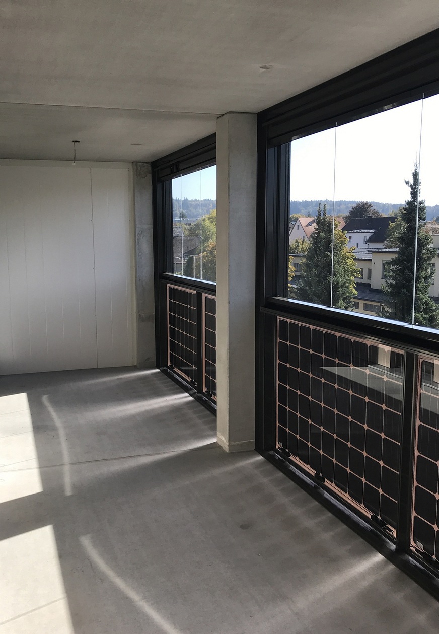 Bei dem System werden die Photovoltaikmodule in die Brüstung der Balkone integriert. Die Kabelführung und Anschlusstechnik erfolgt verdeckt