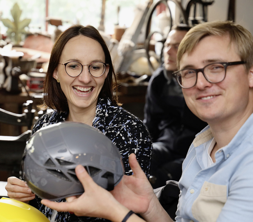 BAUMETALL-Treff: Elisabeth und Matthias Engel begutachten den neuen Helm