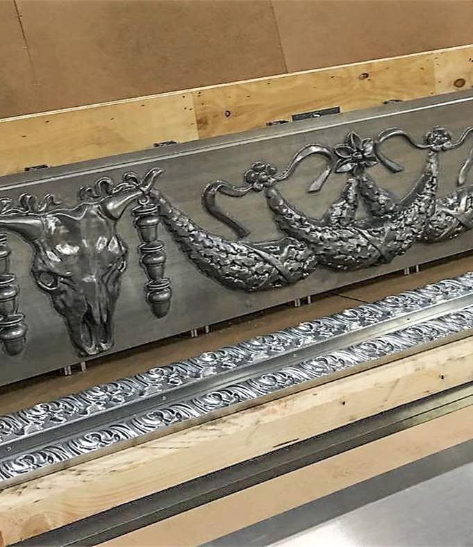 Die Detailaufnahme zeigt ein aufwendig gestaltetes Fensterfries mit Motiven aus der griechisch-römischen Antike