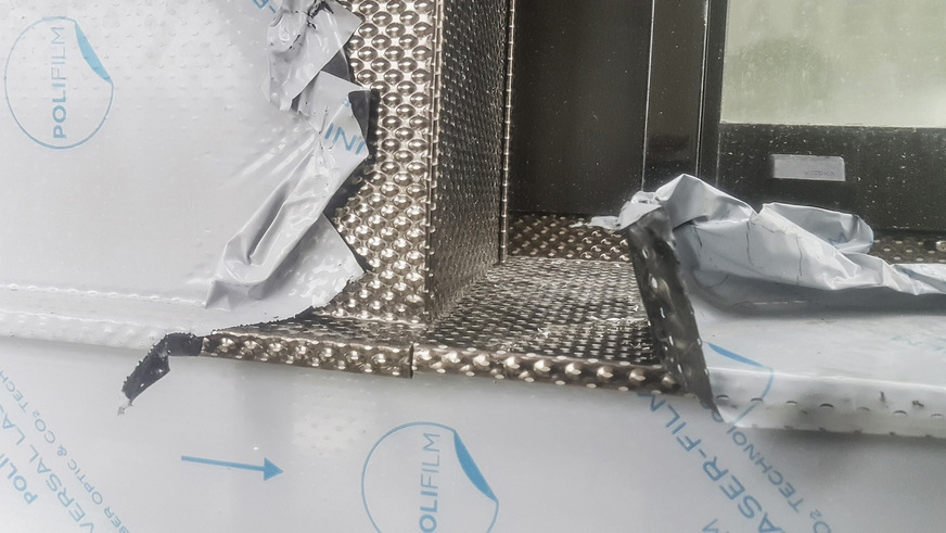 Detailarbeit: Bekleidete Fensterlaibungen und -bänke sowie Anschlussprofile, auf denen das geprägte Muster seine Wirkung ganz entfaltet