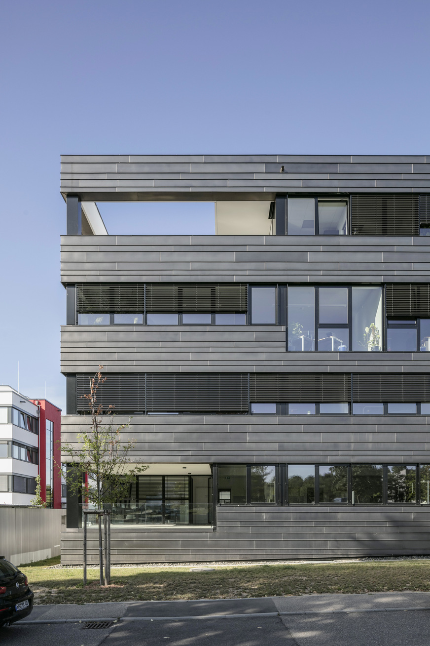 Linientreu: Falzverbindungen strukturieren die moderne Gebäudehülle