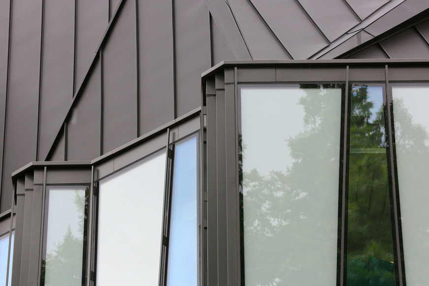 Die komplexe Dachgeometrie erhielt eine Eindeckung mit Anthra-Zinc-Profilen von VMZinc
