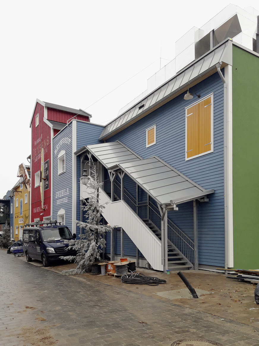Das blaugraue Titanzinkdach über der Außentreppe passt hervorragend zur blauen Holzfassade