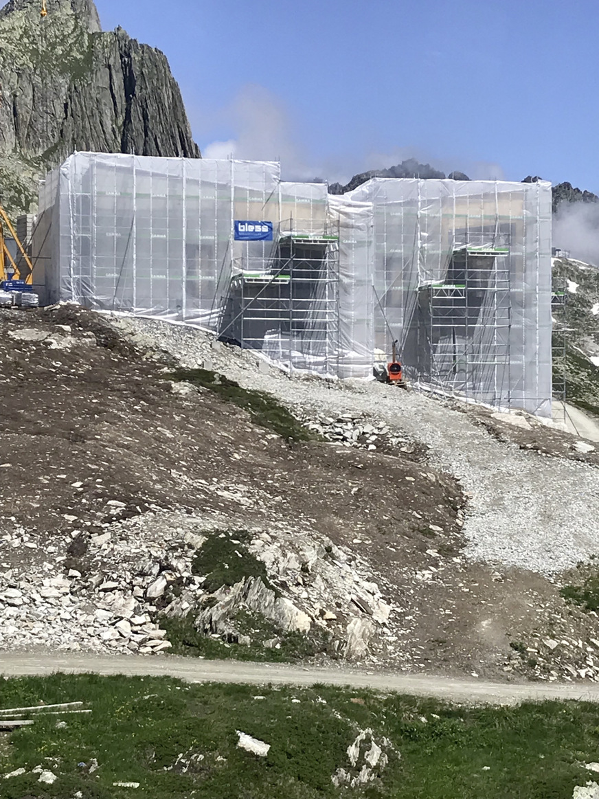 Die Restaurant-Baustelle am Berghang des Gütsch