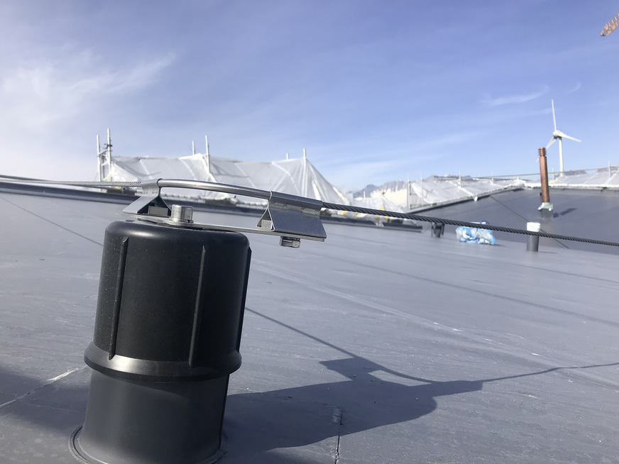 Der montierte Absturzschutz (oben) auf dem Anker (unten) und mit einer Kunststoffabdeckung (Mitte)