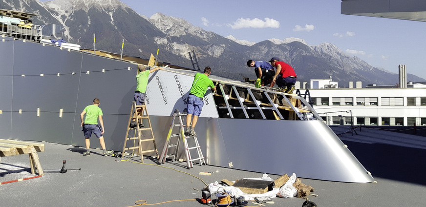 Herausforderung: Die horizontal verlaufenden Stöße der Aluminium-­Verbundplatten wurden exakt an den Kurvenverlauf der Struktur angepasst